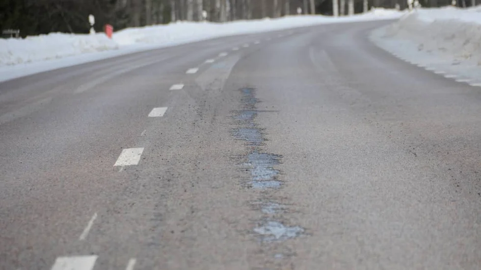På väg 292 mellan Tierp och Söderfors släpper den så kallade ytbehandlingen varpå småsten frigörs.