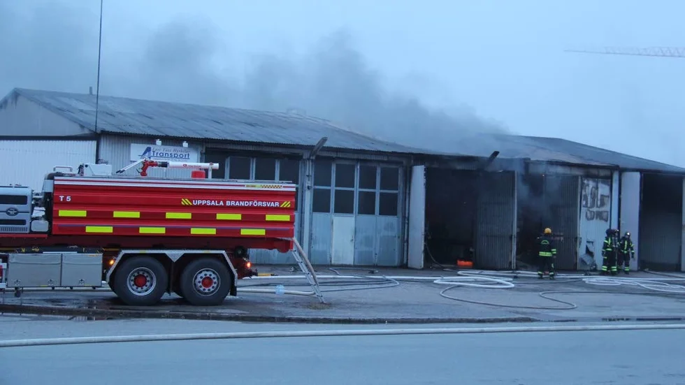 Eldhärjad byggnad. Maud Jorvid, ägare till A-transport, kunde bara se på när brandmännen släckte elden på tordagsmorgonen.