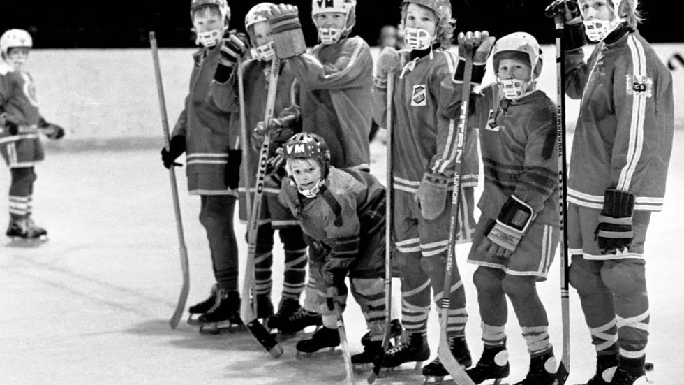 Jan "Emil" Olsson(framåtlutad) tränar  ishockey i Almtuna.