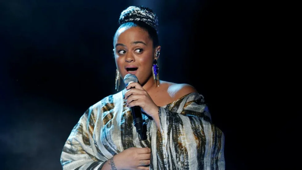 Hyllningar. Seinabo Sey har dedikerat sina båda EP-skivor till sina föräldrar. "Det är kul att de båda kan finnas med i min musikhistoria nu".