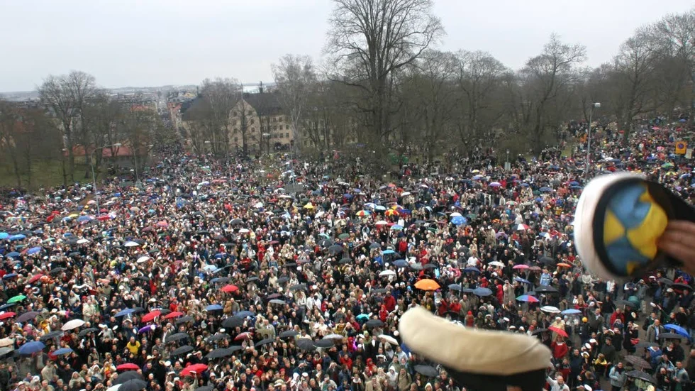 Den stora ansamlingen av människor har gjort att det tidigare år varit svårt att kunna ringa med mobiltelefoner i city under valborg.