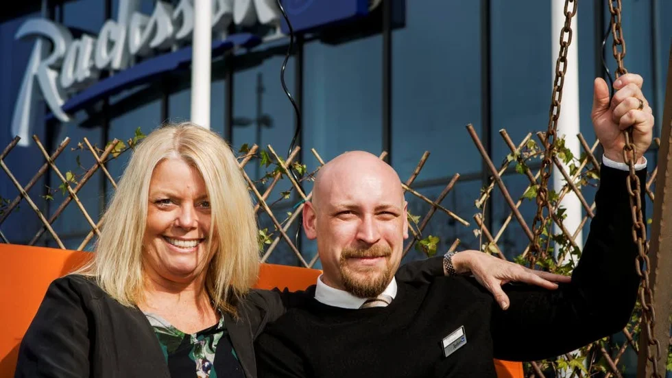 Ann-Sopfie Myrefelt och Robert Mentzer gungar i den rostiga hammocken på uteserveringen.