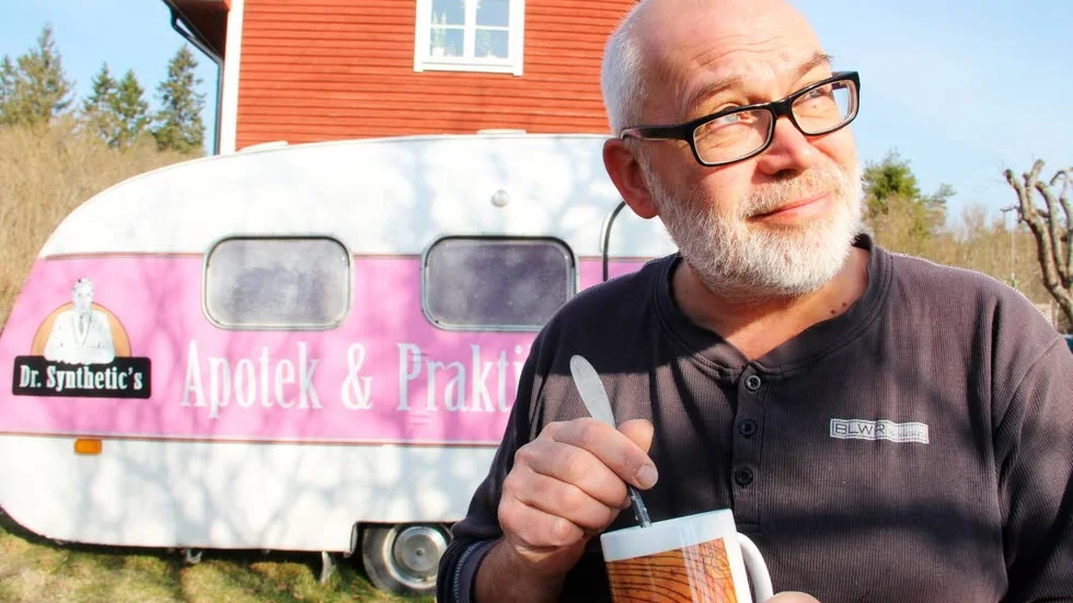 På tomten utanför huset står Bill-Ove Jonssons grällt rosa husvagn, rustad med Dr Synthetic’s breda sortiment. Dr. Synthetic är ett exempel på hans konceptuella konstprojekt. Varumärket Dr. Synthetic skapades i samband med en utställning i Yokohama, Japan, hösten 2011.