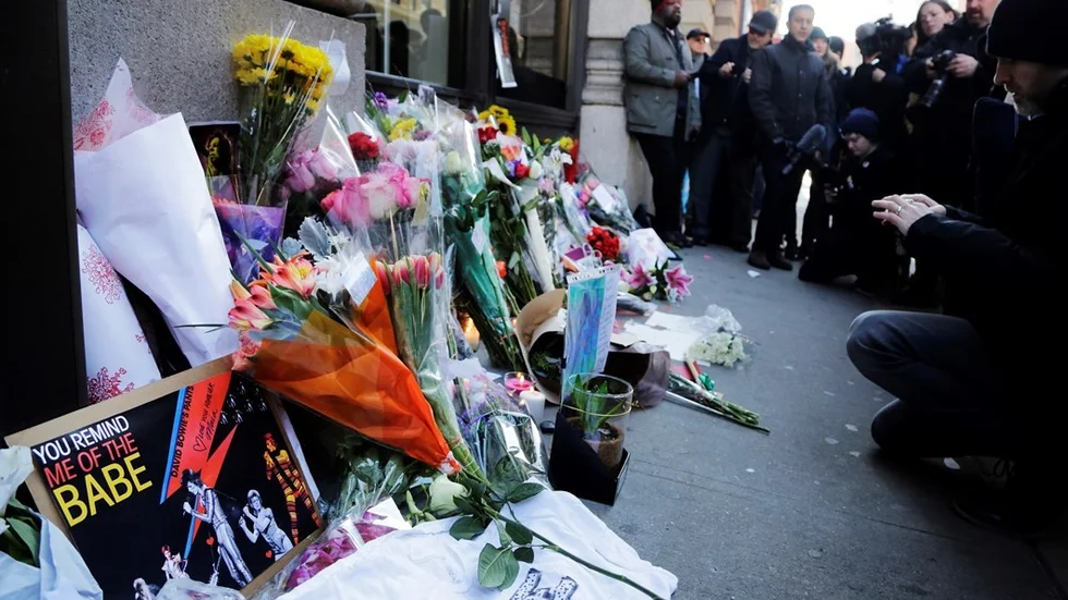 New York. Många har lämnat blommor utanför David Bowies lägenhet. I Uppsala hyllas han på Katalin och Hotell Hörnan.