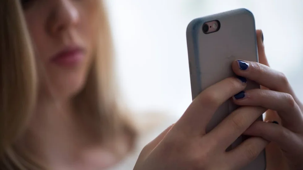 Mobilkontakter. Förövarna som dömts i Uppsala tingsrätt för nätsexbrott mot barn har ofta tagit kontakt med de unga via appar på mobilen.