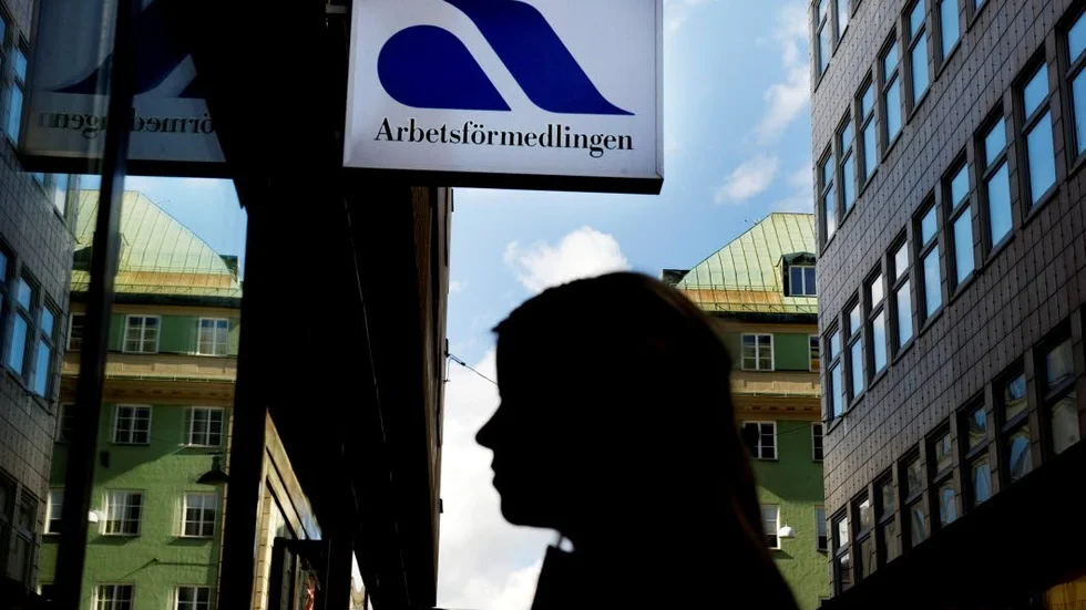 Arbete. Det är bättre att staten satsar miljarder på att få nyanlända i arbete än på betald ledighet för dem som är väletablerade på arbetsmarknaden.