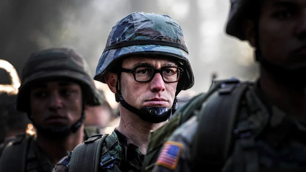 Joseph Gordon-Levitt gör en övertygande Edward Snowden i Oliver Stones film om visselblåsaren som än i dag lever på okänd ort i Ryssland, fråntagen sitt amerikanska medborgarskap.