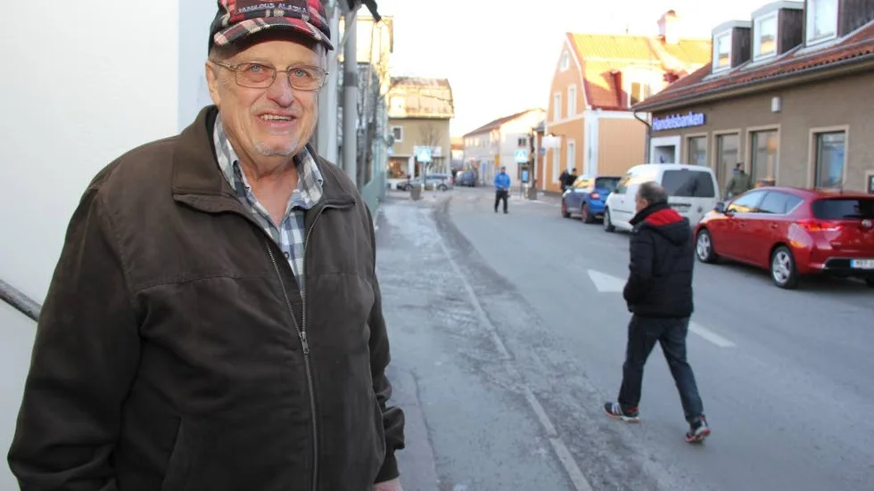 Kritiserar Östhammarshem.  De som varken har hemtjänst eller anhöriga har det svårt utan hiss.  "Jag har pratat med många som inte kommer ut. De är så ledsna" säger Öregrundsbon Leif Nordström.