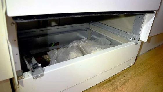 På olika platser i lägenheten, bland annat under spisen, hittades narkotika. Nu döms en 22-åring till fängelse. 