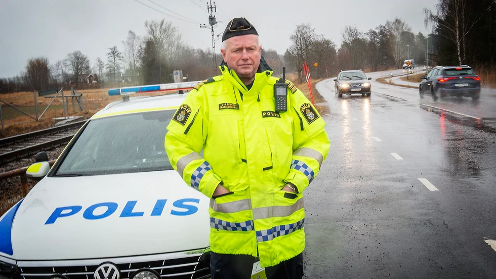 Calle Ekberg, kommissarie och gruppchef på trafikpolisen i Nyköping, vid 40-skyltarna på Baravägen i Oxelösund.