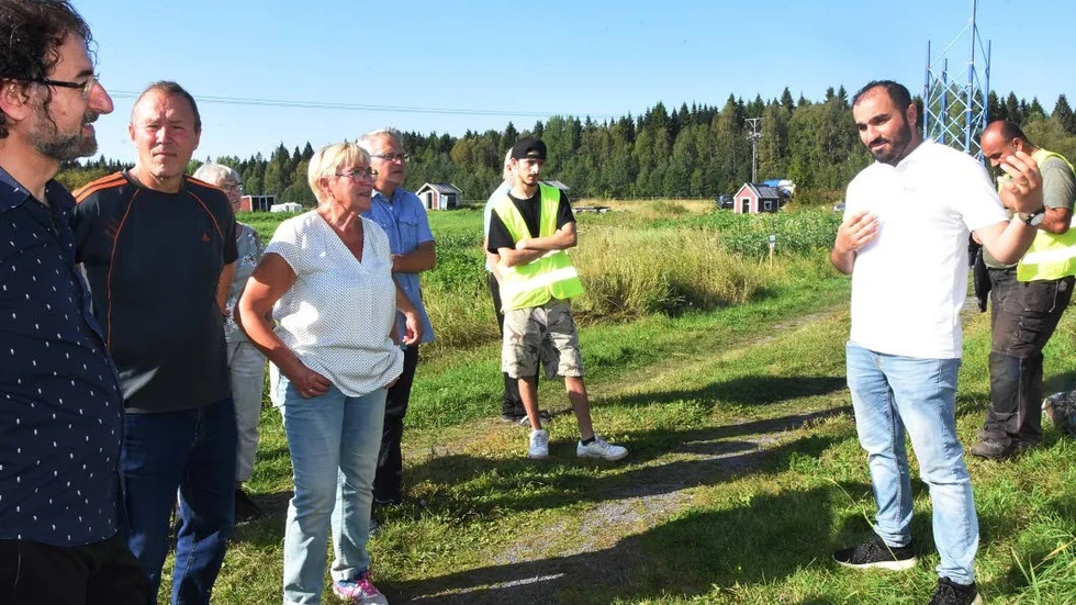 Thaaer Naeem har en hydroponisk odling i Gammelbyn. I ett sådant system driver man upp plantor i vatten i stället för i jord. Han berättar om det för besökarna från ABF.  Han började ned hydroponisk odling hemma i Syrien för att spara vatten.