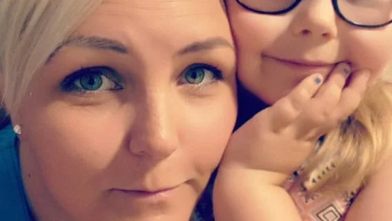 Anna Ershammar, här med dottern Hilma, är föreningens kontaktperson för unga reumatiker.