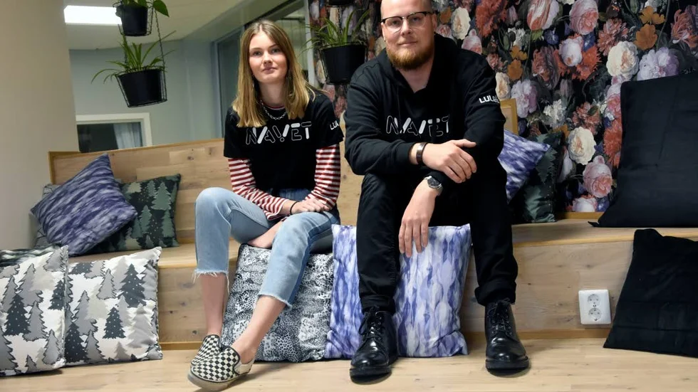 "Jag hade lätt gått hit efter skolan", säger Lovisa Scott som är en av ungdomarna som har hjälp till med att färdigställa Navet under sommaren. Här tillsammans med Robin Lindquist.
