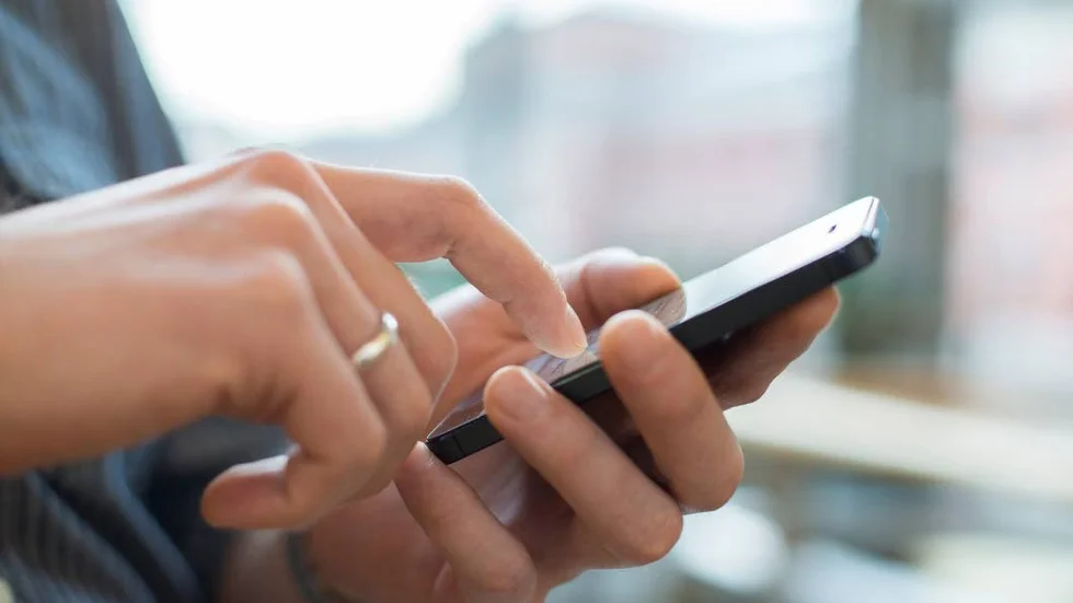 Kvinnan kunde via mobilen se inbrottstjuvarna som gjorde inbrott i hennes bostad. Polisen larmades och kunde snabbt gripa gärningsmännen.