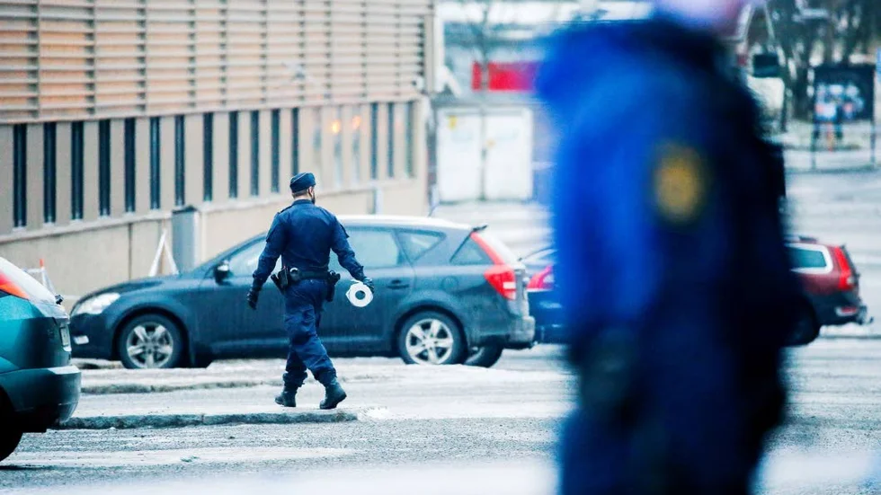 En polischef i arbetsledande position misstänks nu för olaga dataintrång efter att sökt uppgifter som sin sambo på tjänstedatorn. Polismännen som syns på bilden, tagen utanför polishuset i Luleå, har ingenting med artikeln att göra.