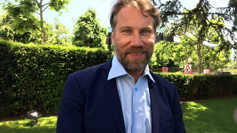 Peter Forsberg stöttar Tobias Forsberg.