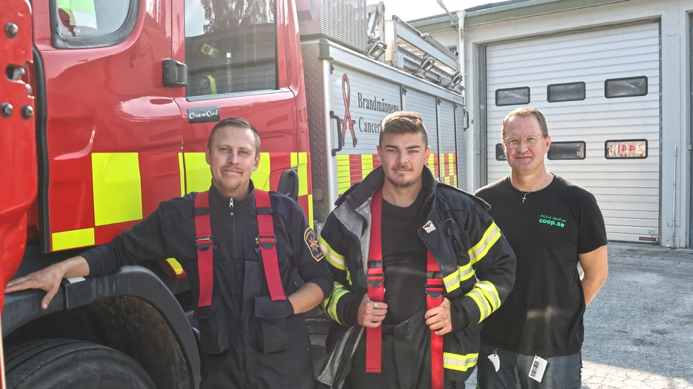 Två av de nya deltidsbrandmännen, Robert Fahlén (till vänster) och Isak Hedberg (mitten), jobbar båda på Coop i Slite. Deras chef, Mattias Andersson (till höger) har gjort det möjligt för dem att kunna rycka ut under arbetstid med hjälp av lite schemapussel och övriga anställda i butiken.