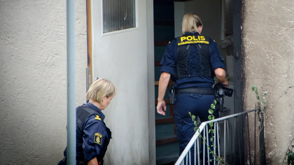 Under fredagsförmiddagen arbetade polisens kriminaltekniker på platsen för att säkra eventuella spår efter den grova mordbranden. 