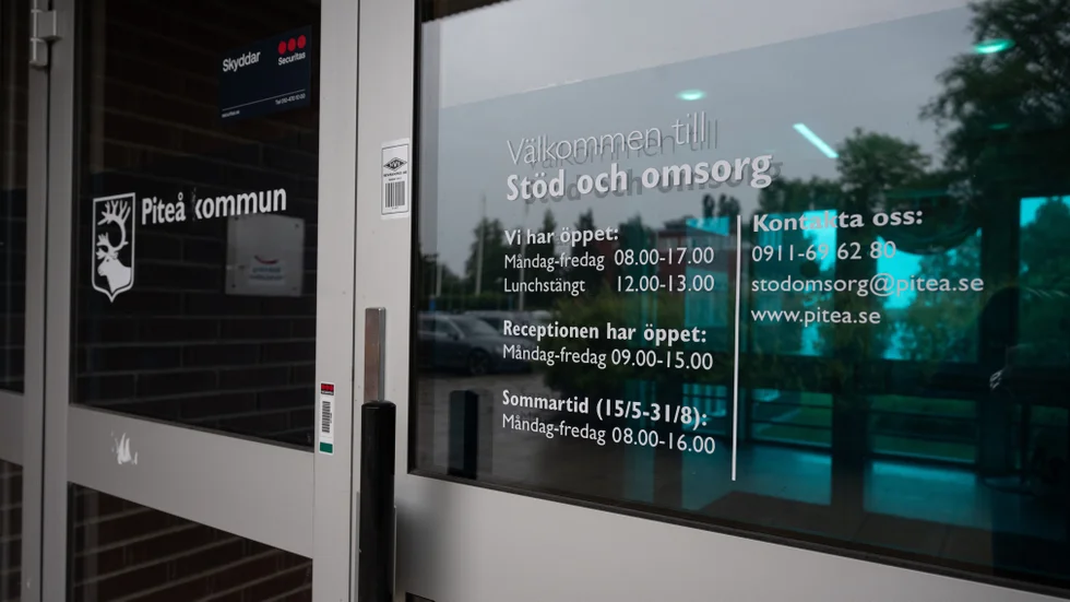 Marianne Metsävainio har gått i personlig konkurs sedan kommunen drastiskt minskade den hjärnskadade sonen Elvis assistans. LSS-chefen Ann Lundberg beklagar situationen men säger att socialtjänstens bedömare inte ansvarar för föräldrarnas försörjning. 