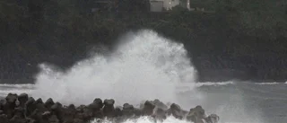 Extremt stark tyfon når japansk mark
