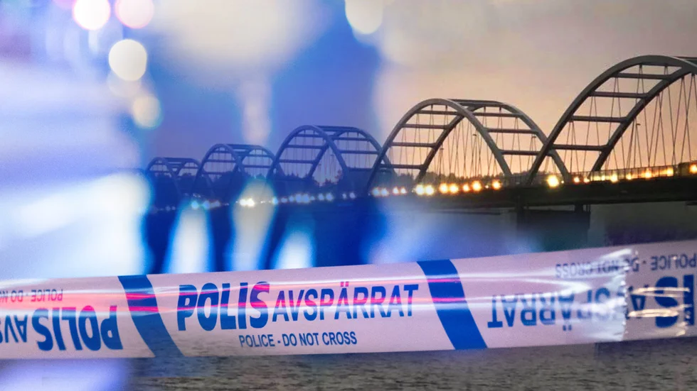 Frontalkrocken ägde rum på Bergnäsbron vid 22-tiden i fredags kväll. En man i 20-årsåldern fördes till sjukhus med livshotande skador.