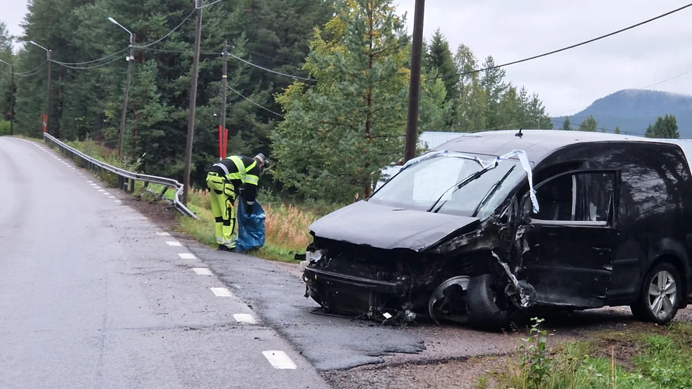 Räddningstjänsten rycker ut på ett larm om en trafikolycka där en lastbil och en personbil kolliderat.