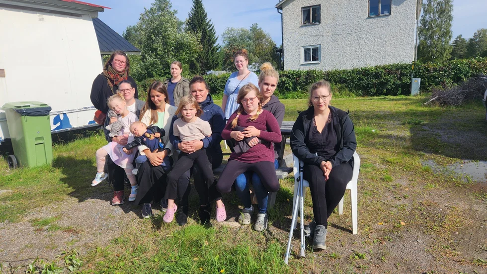 Maria Nilsson Broberg, Jennie Roslund, Linn Vikberg, Amanda Furtenbach, Lina Hegsund, Ann-Sofi Öhlund Matilda Sandström och Elise Greus känner sig svikna av kommun som från ingenstans meddelade att deras barns skola läggs ner och barnen flyttas två mil bort mitt i terminen. Dessutom skulle beslutet inte gå att överklaga.