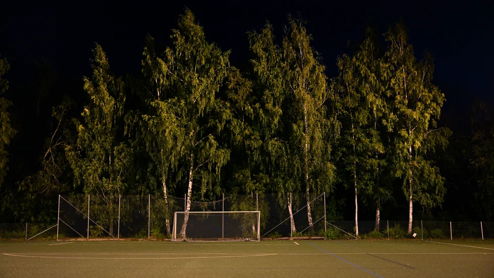 Flera tonåringar träffades av blixten som slog ned i ett träd i närheten av en fotbollsplan på Lidingö utanför Stockholm på torsdagskvällen.
