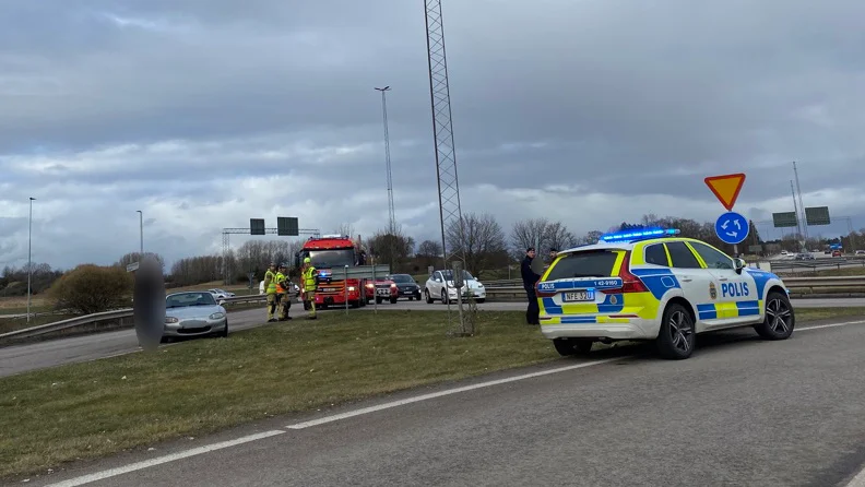 Polis och räddningstjänst på plats efter trafikolyckan.