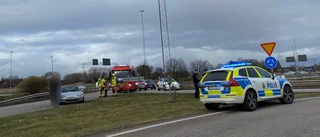 Flera bilar i olycka i rondell – fem personer drabbade