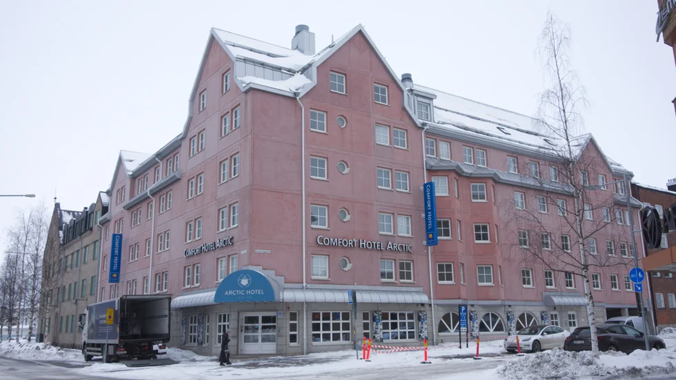 Hotellet meddelas en erinran enligt alkohollagen av miljö- och byggnadsnämnden. Det saknades kock och gick inte att få lagad mat, trots att hotellet har serveringstillstånd då sådant krävs.
