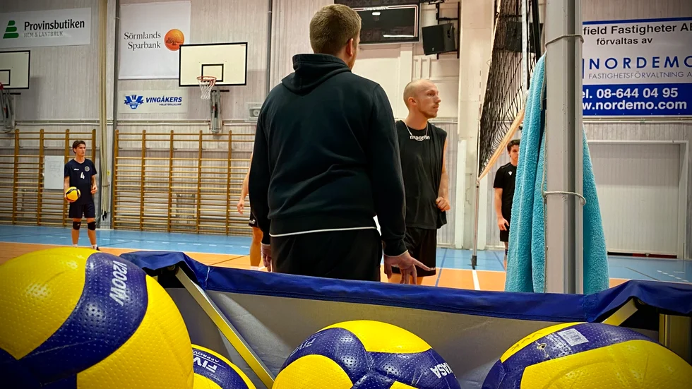 VVK-coachen Lukas Karlsson pekar tydligt på att det är det mentala som laget faller på. 