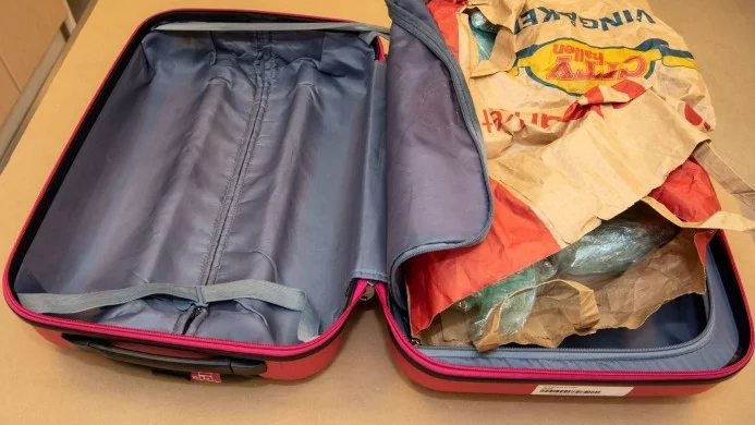 I den här väskan hittade polispatrullen ett stort antal paket med narkotikan.