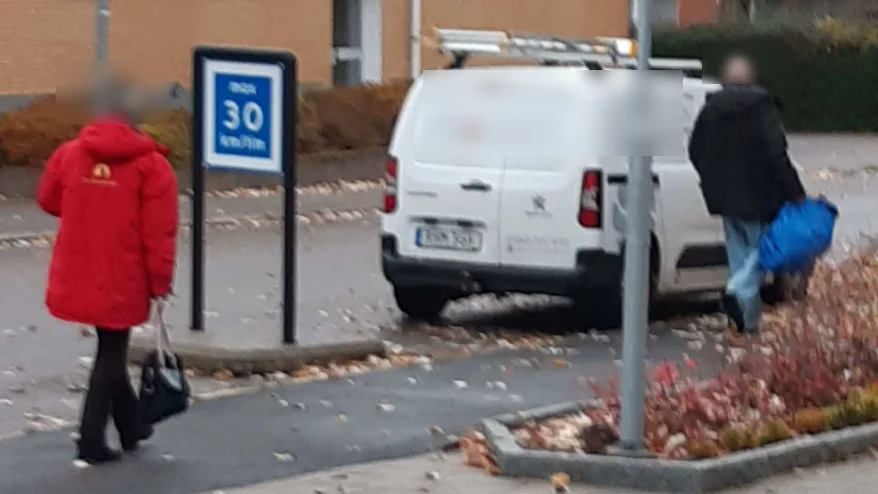 Skolpersonal fotade gärningspersonerna när de lämnade skolan. På sig har de stulna jackor och mannen bär en Ikea-kasse med annat stöldgods.