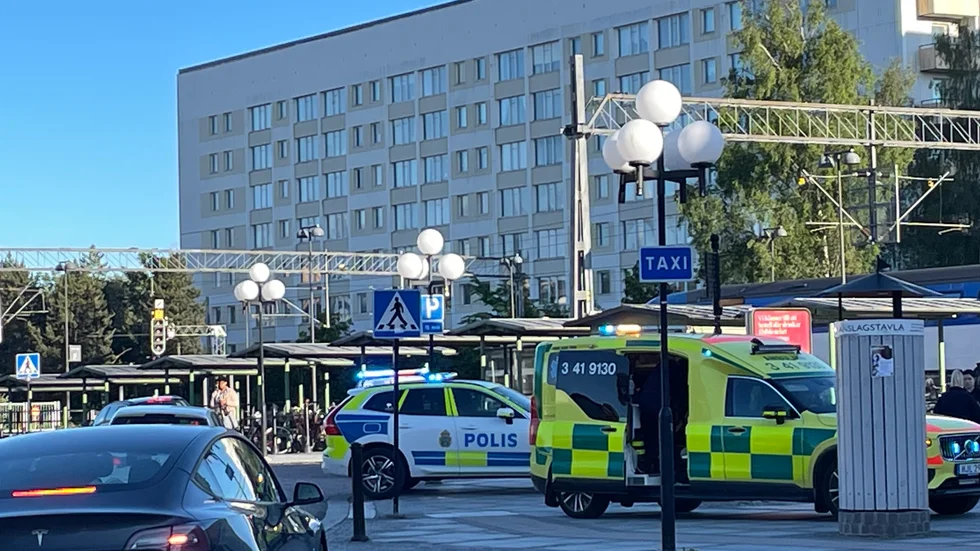 Polis och ambulans vid järnvägsstationen efter att en man blivit grovt misshandlad.
