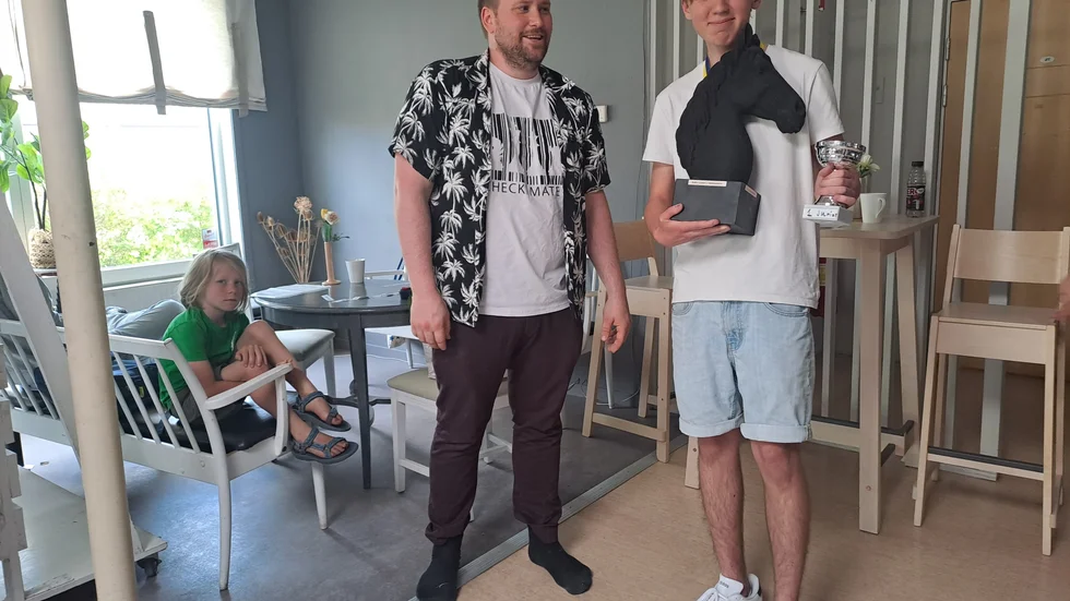 Roger Jakobsson lämnar över vandringspriset till segraren Albin Berglund Henell.