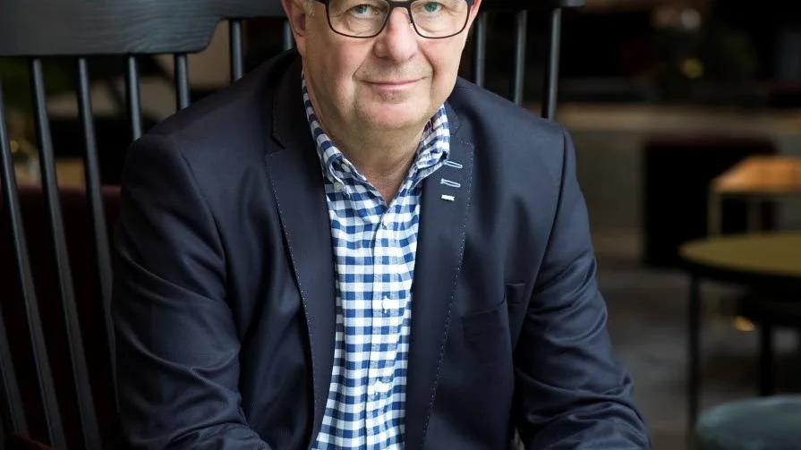 Roger Åström, tidigare ordförande i BDX, hävdar via sina advokater att han gav bort aktierna innan misstankarna om ekonomisk brottslighet blev kända för honom.