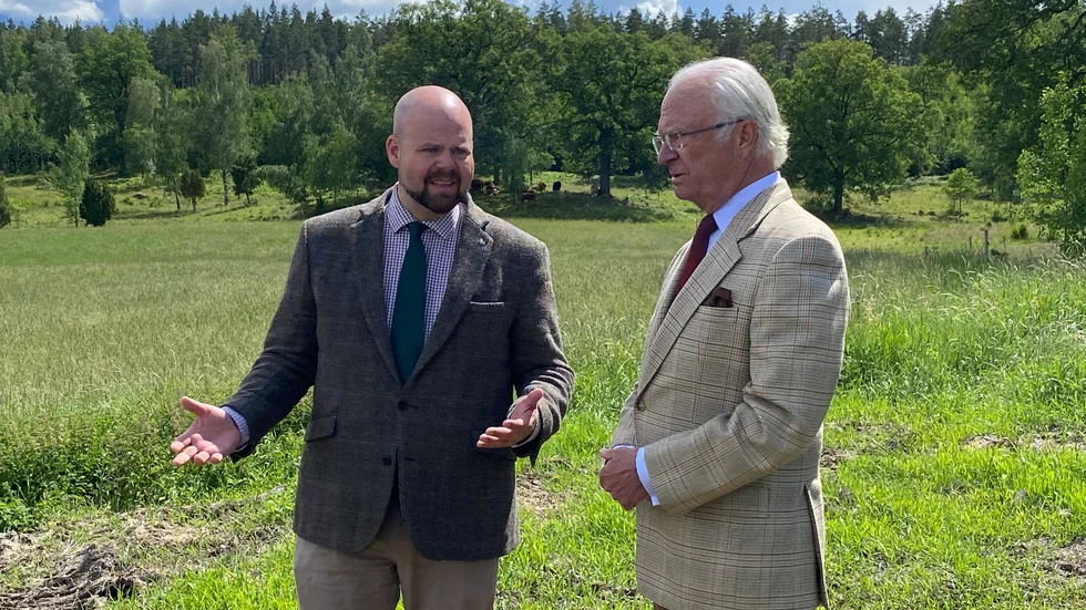 H.M Konungen och landsbygdsminister Peter Kullgren i samtal under Stenhammardagen 2024.