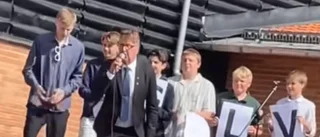 Här rappar rektorn på skolavslutningen – inför fullsatt skolgård