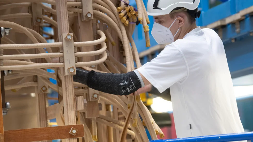 En arbetare på Hitachi i Ludvika. Företaget är specialiserat på elöverföring och kraftnät. Arkivbild.