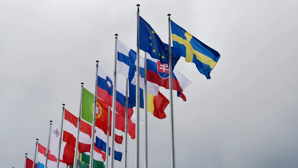 EU-ländernas flaggor - och även Ukrainas - fladdrar utanför EU-parlamentet i Strasbourg. Arkivfoto.