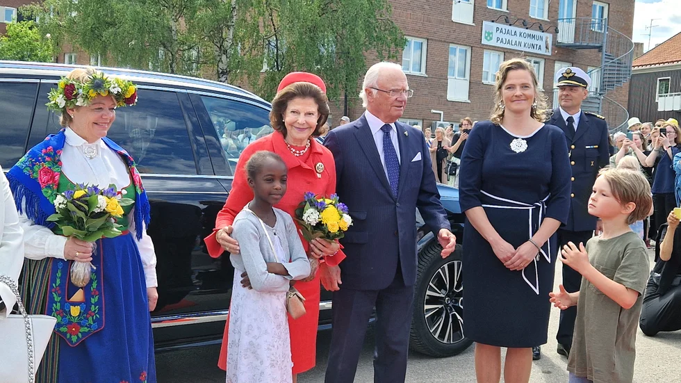Kungaparet och landshövdingen togs emot av en barnkör, blomsterbarnen Ghada El Nour och Ture Wikström samt  kommunfullmäktiges ordförande.