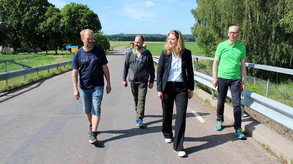 Lantbrukarna Erik Karlsson och Staffan Bäcketoft träffade bland andra Stina Larsson (C) och Per-Inge Pettersson (C) utanför Mörlunda.