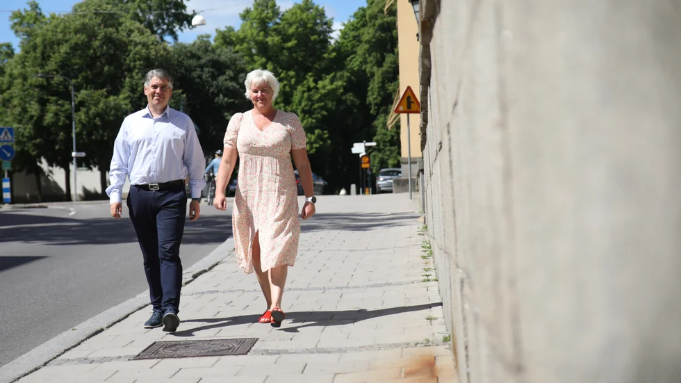 Vi varken kan eller vill göra ett försök att lösa problemet här i Linköping för det kommer inte ge ett varaktigt resultat, skriver Niklas Borg (M) och Kristina Edlund (S).