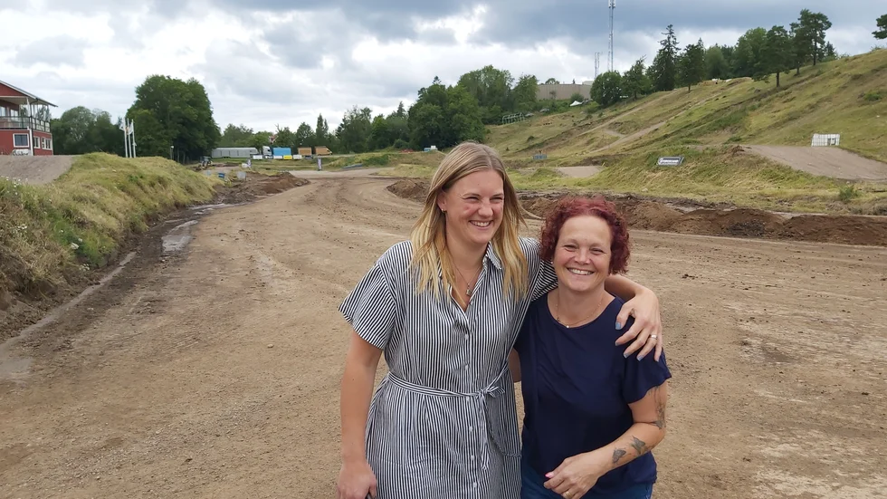 För Alexandra Damberg och Anna Ljungeskog är det lycka att få komma ut på folkracebanan igen. Varje år är det samma känsla.
