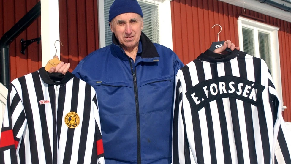 Erik Forsén  var under många år stor sportprofil i Slagnäs. Här visar han domartröjor från den tidsepok då han var ishockeydomare på närmast elitnivå. (Arkivbild)