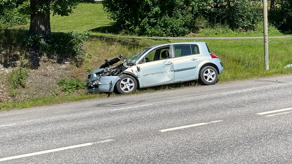 Bilen körde in i släpet på fordonet framför.