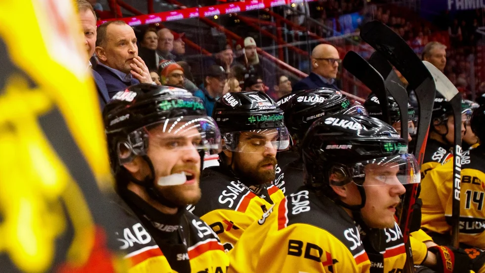 Thomas "Bulan" Berglund och övriga Luleåbänken under första åttondelsfinalen.