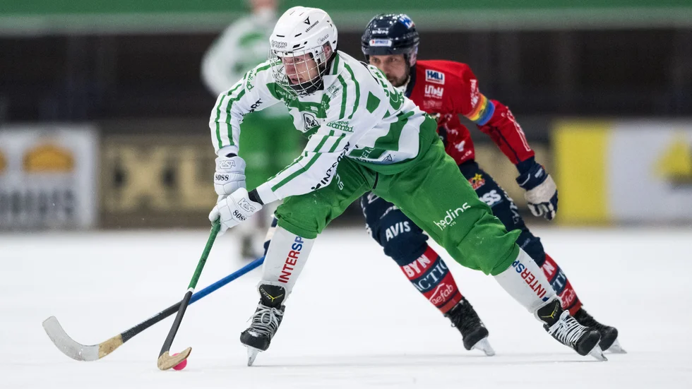 Västerås SK:s Viktor Spångberg och Edsbyns Per Hellmyrs i kamp under SM-semifinal fem. VSK vann och nu blir det andra raka SM-finalen för Spångberg, Guldklockevinnaren, på lördag.