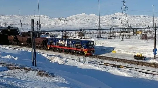 LKAB och Trafikverket testkörde sträckan med bland annat detta tåg vid den återställda järnvägssträckan vid Vassijaure station. 